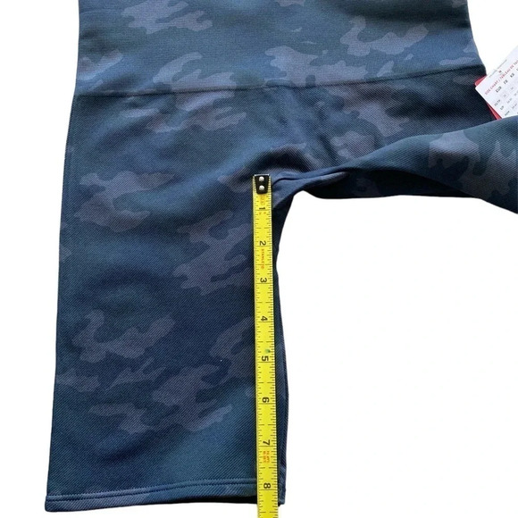 Spanx Look at Me Now Bike Short in Black Camo Size Medium NWT - Picture 8 of 8